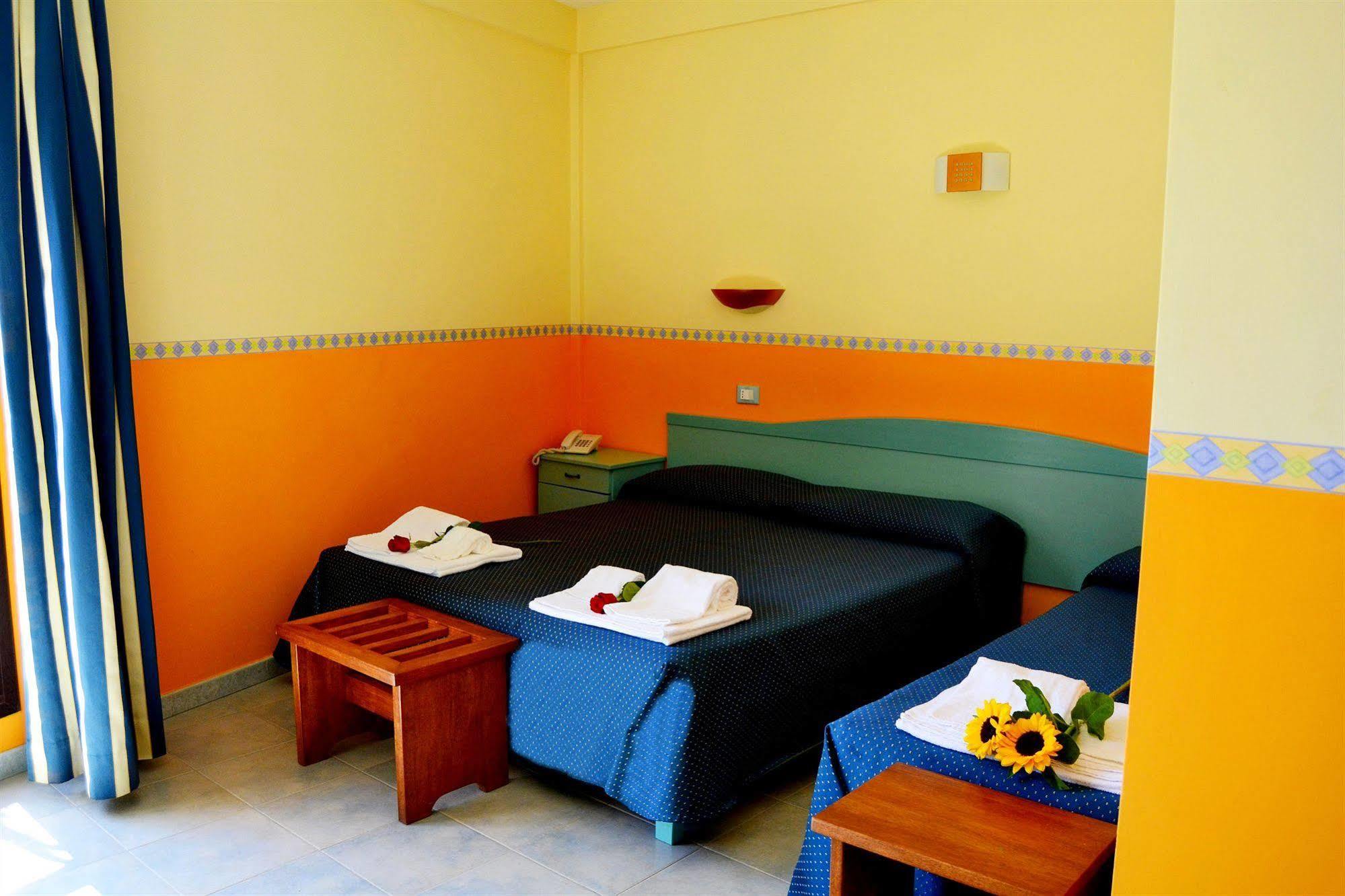Hotel Costa Antiga Кастельсардо Экстерьер фото